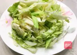 How to stir-fry cabbage with meat Illustration 3