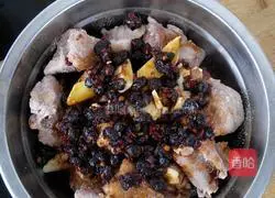 Illustration of how to make pork ribs with black bean sauce 3