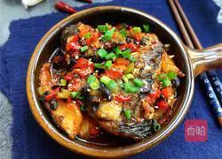 Illustration of how to cook fish with pickled pepper and black bean sauce 12