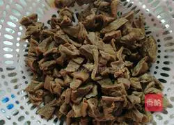 Illustration of how to stir-fry dried radish with small peppers 2