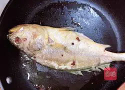 Illustration of how to cook yellow croaker with homemade sauce 7