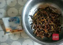 Illustration of how to make high-protein, crispy fried grasshoppers 1