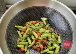 Illustration of how to make garlic asparagus and beef cubes 10