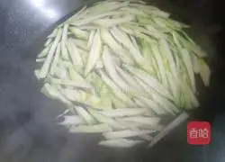Illustration of how to stir-fry brussels sprouts and mustard with minced garlic 9