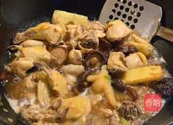 Illustration of braised chicken with fish maw and mushrooms 9