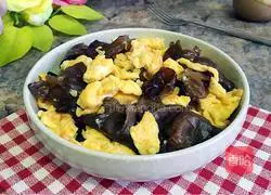 Illustration of how to make fried fungus with eggs 7