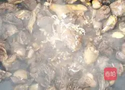 Illustration of how to stew goose in iron pot 6