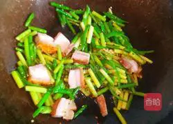 Illustration of how to stir-fry pork with garlic sprouts 4