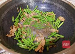 Fried beans with meat Practice illustration 9