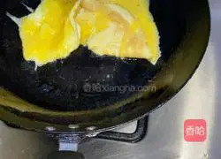 Illustration of how to make scrambled eggs with vegetables, peppers, shrimps 4