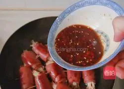 Illustration of how to make bacon enoki mushroom rolls 4