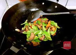 Illustration of how to make fried bacon with hot pepper 6