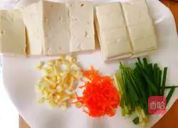 Illustration of how to make dry-fried tofu with salt and pepper 1