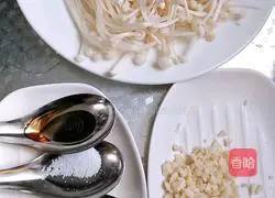 Illustration of how to steam enoki mushrooms with garlic 1