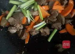 Illustration of how to stir-fry chicken livers with carrots 8