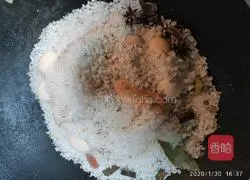 Illustration of how to make salt-baked chicken in the countryside 4