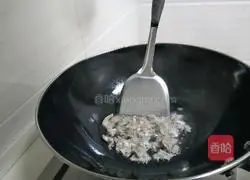 Illustration of how to stir-fry beef with garlic moss 4