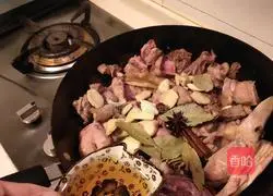 Illustration of how to make three cups of duck with fried garlic sprouts 2