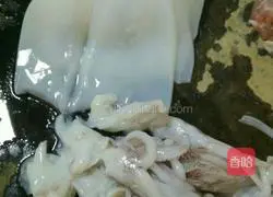 Illustration of how to fry shrimp and squid in oil 2