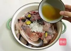 Illustration of how to make spicy boiled fish 3