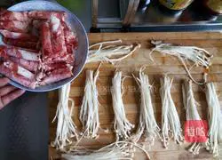 Illustration of how to make beef and enoki mushrooms with black pepper 4