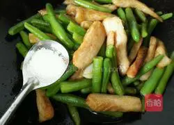 Illustration of how to stir-fry pork neck with green beans 7