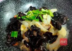 Illustration of how to stir-fry tendons with black fungus 9 