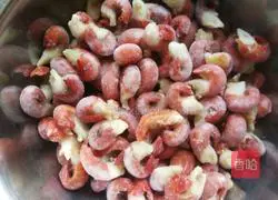 Illustration of how to make spicy crayfish tail 1