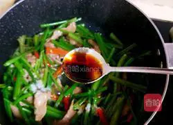 Illustration of how to make fried shredded pork with celery 18