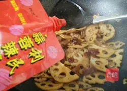 Illustration of how to stir-fry lotus root with meat 6