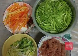 Illustration of how to make shredded pork with garlic sprouts 2