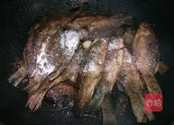 Illustration of the method of braised small crispy fish with soybeans 9