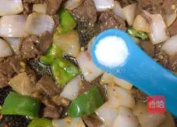 Illustration of how to make fried beef with onions 6