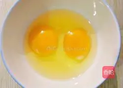 Illustration of how to make fried eggs with chives 1