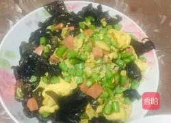 How to stir-fry ham sausage with minced cowpeas, eggs and fungus Illustration 8