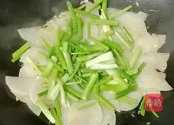 Illustration of how to stir-fry beef with celery and radish 11