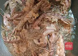 Illustration of how to make salt and pepper shrimp 4