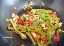 Illustration of how to stir-fry pork with shredded potatoes 7