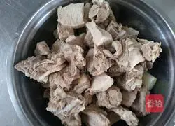 Illustration of how to cook pork ribs and chicken feet in dry pot 1