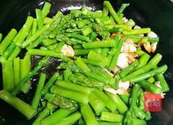 Illustration of how to cook asparagus and shrimps 5