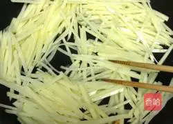 Illustration of how to make duck egg yolk and potato shreds 2