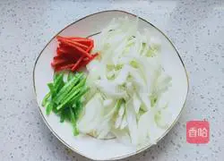 Illustration of how to make scrambled eggs with onions 3