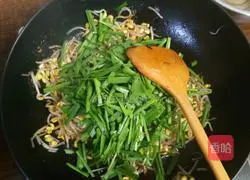 Illustration of how to make fried leeks with soybean sprouts 3