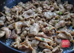 Illustration of how to make fried pork slices with cumin and onion 6