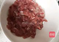 Illustration of how to make shredded pork in Beijing sauce 1