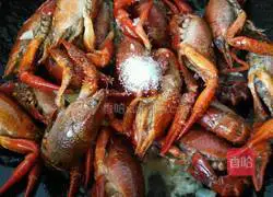 Illustration of how to make garlic crayfish 6