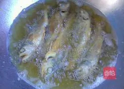 Illustration of how to make fried small yellow croaker 5