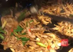 Illustration of how to braise smoked bamboo shoots in oil, shredded smoked bamboo shoots and dried fried meat 9