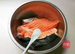 Illustration of how to make pepper salmon bones 3