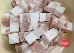  Illustration of how to make braised pork with rose fermented bean curd 1